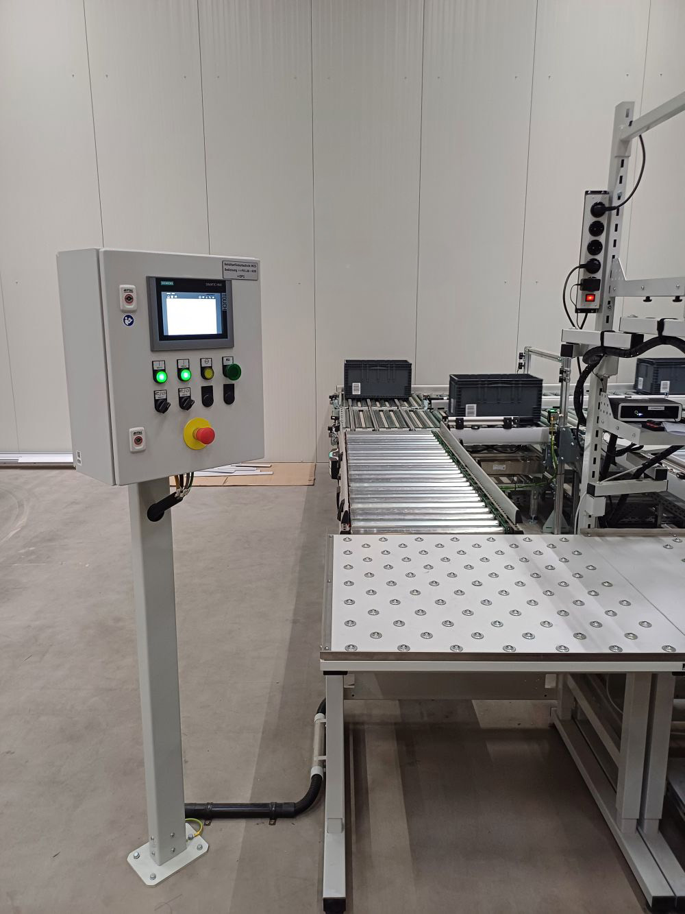 Eine Logistik-Packstation in einer Industriehalle.