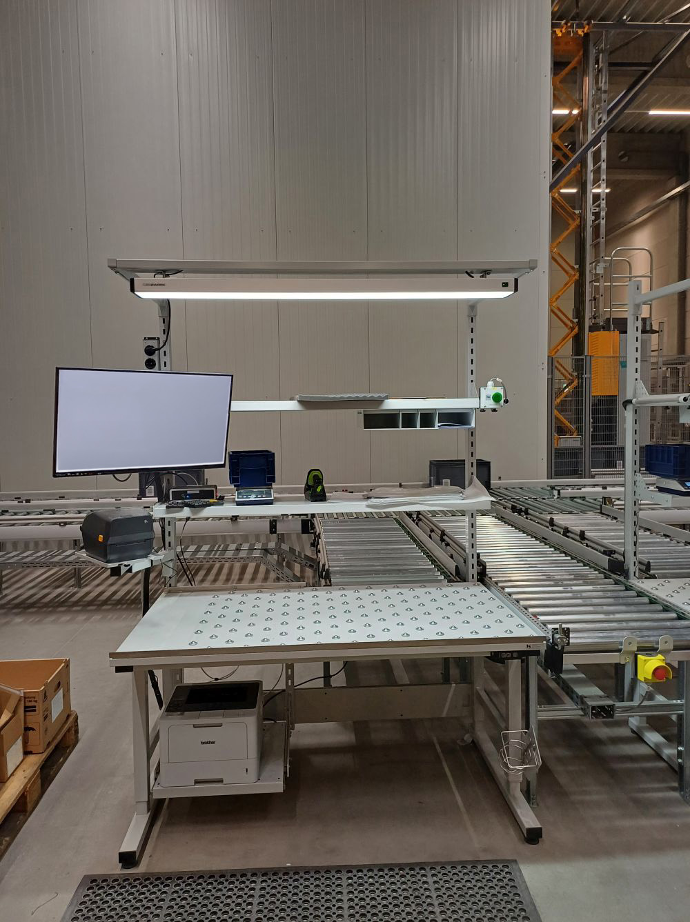 Eine Logistik-Packstation in einer Industriehalle.